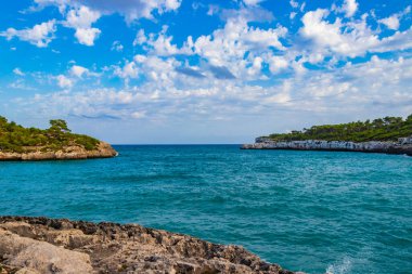 İspanya 'nın Mallorca Balear Adaları' ndaki Cala Samarador Koyu ve Turkuaz Sahili.