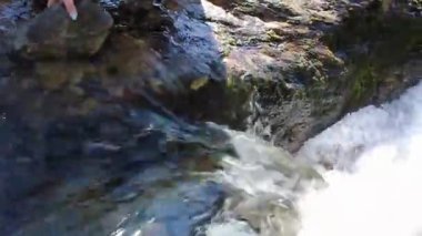 Vang Norveç 'in azgın nehrine taş atmak.