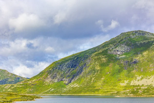 Incredibile Incredibile Paesaggio Norvegese Con Montagne Colorate Lago Foreste Nel — Foto Stock