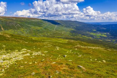 Güneşli bir günde Vang i Valdres Norveç 'te inanılmaz Norveç manzarası ve renkli dağlar..