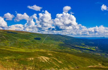 Güneşli bir günde Vang i Valdres Norveç 'te inanılmaz Norveç manzarası ve renkli dağlar..