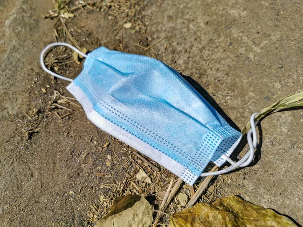 Cerrahi mavi maskeler yere. Kosta Rika 'da Corona virüsü kirliliği. Covid19.