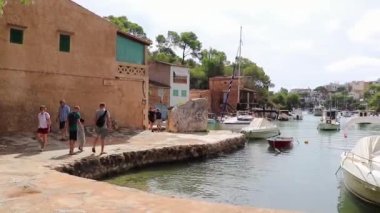 Körfez marinasının panoramik manzarası Cala Figuera Mallorca İspanya.