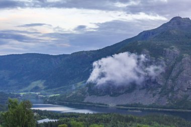 Norveç Vang i Valdres Norveç 'teki Vangsmjse Gölü' nün yanındaki dağlık sis bulutlarıyla kaplı..