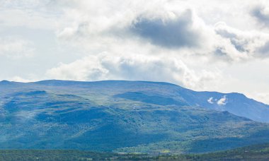 Norveç 'in Jotunheimen Ulusal Parkı' ndaki dağları ve ormanlarıyla inanılmaz Norveç manzarası.
