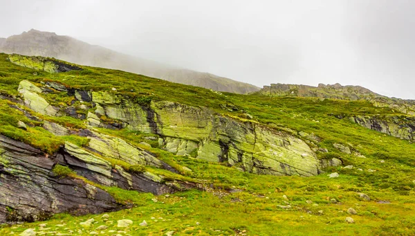 Mgła Chmury Skały Klify Górze Norweskim Krajobrazie Park Narodowy Jotunheimen — Zdjęcie stockowe