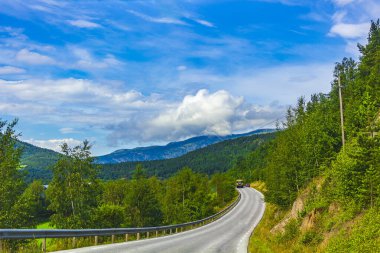 Norveç 'in Jotunheimen Ulusal Parkı' ndaki dağları ve ormanlarıyla inanılmaz Norveç manzarası.