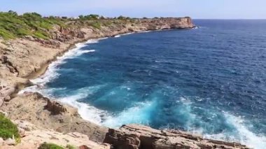 Cliffs Bay manzara manzarası Parc doğal de Mondrag Mallorca İspanya.