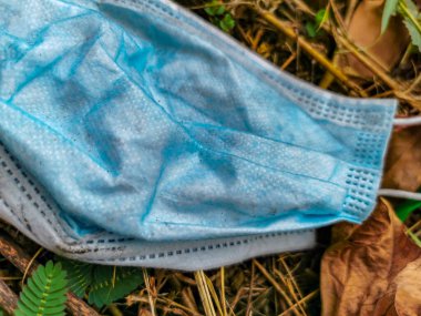 Kirli cerrahi mavi maskeler yerde. Corona virüsü kirliliği. Covid19.