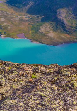 İnanılmaz Besseggen Dağı sırtı ve turkuaz göl manzarası Norveç 'te Jotunheimen