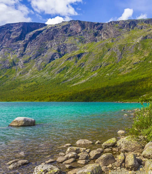 ノルウェーのインンドネット ヨートゥンヒメンの素晴らしいBesseggen Mountain Ridgeとターコイズブルーの湖の風景 — ストック写真