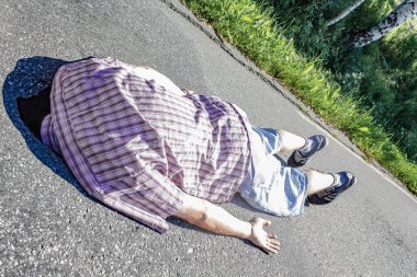 Kafası sokakta kalmış bir adam. Kafanı kuma koy (katran).