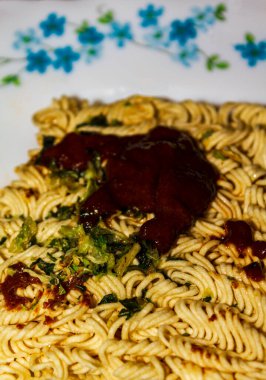 Gece geç saatte sağlıksız şeyler yemek. Soslu hazır şehriye çorbası hazırla..