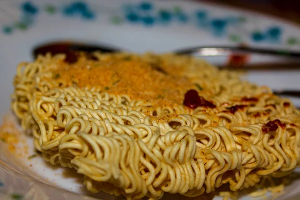 Gece geç saatte sağlıksız şeyler yemek. Soslu hazır şehriye çorbası hazırla..