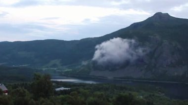 Peyzaj Dağı Sis bulutları Yağmurlu gün gölü Vangsmjse Vang Norveç.