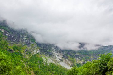 Norveç 'in Utladalen Norveç' indeki dağlara sis bulutları ve uçurumlar yağıyor..