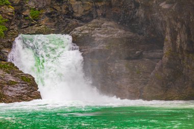 Güzel Holjafossen şelalesi Utladalen Norveç 'te turkuaz suyla En güzel Norveç manzaraları.