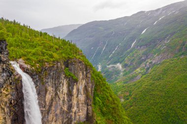 Utladalen Jotunheimen Norveç 'teki inanılmaz yüksek şelale Vettisfossen Norveç' in en güzel Norveç manzaraları.