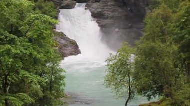 Güzel Hljafossen şelalesi turkuaz su Utladalen Norveç 'in en güzel manzarası.