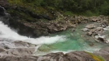 Güzel turkuaz nehri Utla Utladalen Norveç. En güzel manzaralar.