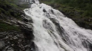 Güzel Hjellefossen şelalesi Utladalen vre rdal Norveç. En güzel manzaralar.