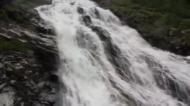 Güzel Hjellefossen şelalesi Utladalen vre rdal Norveç. En güzel manzaralar.
