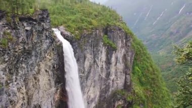İnanılmaz yüksek şelale Vettisfossen Utladalen Norveç 'in en güzel Norveç manzaraları.
