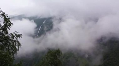 Sis bulutları dağları kaplıyor Utladalen Norveç manzarası.