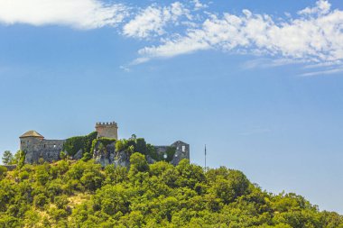 Hırvatistan 'da mavi gökyüzü olan bir tepedeki şato..