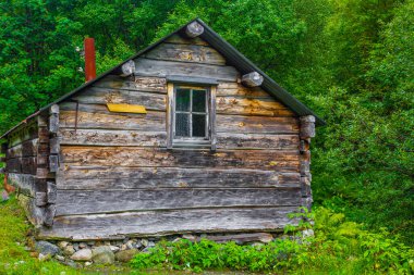 Utladalen Norveç 'teki eski ahşap kulübe. Norveç 'in en güzel manzaraları.