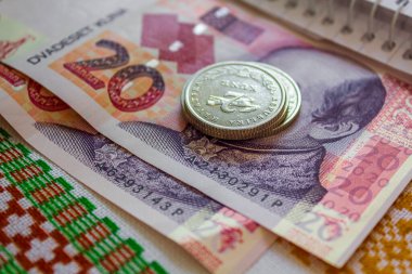 Hırvatistan AB üyesi olmasına rağmen, Hırvat Kuna para birimi kağıt para ve sikkeler.