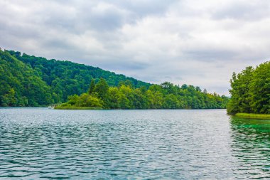 Plitvice Lakes Ulusal Parkı Hırvatistan 'da turkuaz mavi ve yeşil sularla renklendirilmiş manzara.