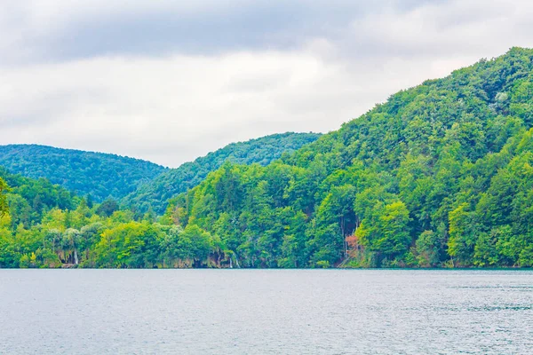 Plitvice Lakes Ulusal Parkı Hırvatistan 'da turkuaz mavi ve yeşil sularla renklendirilmiş manzara.