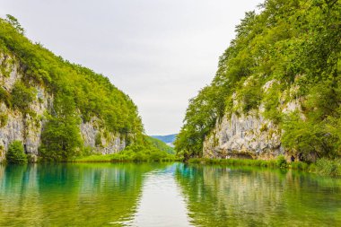 Plitvice Lakes Ulusal Parkı Hırvatistan 'da turkuaz mavi ve yeşil sularla renklendirilmiş manzara.