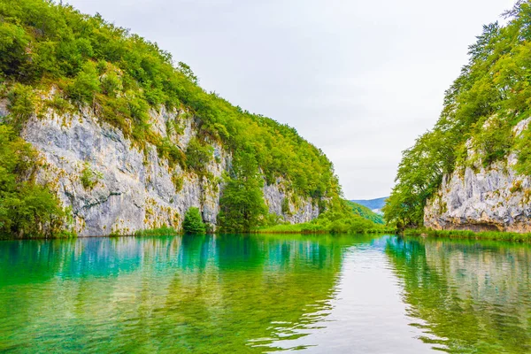 Plitvice Lakes Ulusal Parkı Hırvatistan 'da turkuaz mavi ve yeşil sularla renklendirilmiş manzara.