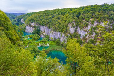 Plitvice Gölleri Ulusal Parkı Hırvatistan su manzarasını turkuvaz haline getirdi Avrupa 'nın En İyi Durgunlukları.