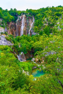 Plitvice Gölleri Ulusal Parkı Hırvatistan su manzarasını turkuvaz haline getirdi Avrupa 'nın En İyi Durgunlukları.