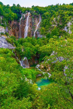 Plitvice Gölleri Ulusal Parkı Hırvatistan su manzarasını turkuvaz haline getirdi Avrupa 'nın En İyi Durgunlukları.