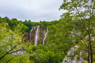 Plitvice Gölleri Ulusal Parkı Hırvatistan su manzarasını turkuvaz haline getirdi Avrupa 'nın En İyi Durgunlukları.