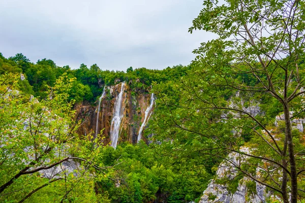 Plitvice Gölleri Ulusal Parkı Hırvatistan su manzarasını turkuvaz haline getirdi Avrupa 'nın En İyi Durgunlukları.
