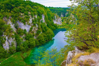 Plitvice Gölleri Ulusal Parkı Hırvatistan su manzarasını turkuvaz haline getirdi Avrupa 'nın En İyi Durgunlukları.