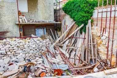Novi Vinodolski Hırvatistan 'da terk edilmiş ve tamamlanmamış eski bir ev inşaatı.