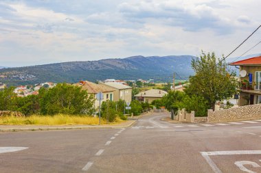 Novi Vinodolski şehir karayolu binaları ve dağları güzel Hırvat manzaralı.