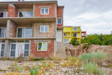 Novi Vinodolski Hırvatistan 'da terk edilmiş ve tamamlanmamış eski bir ev inşaatı.