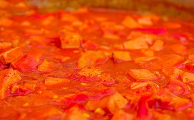 Hırvatistan spagettisi için domates sosunda dilimlenmiş sosisler pişirildi