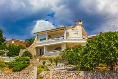 Novi Vinodolski Hırvatistan 'daki tipik beyaz konut otel binası.