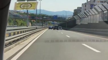 Hırvatistan otobanında giderken, arabanın iç manzarası.