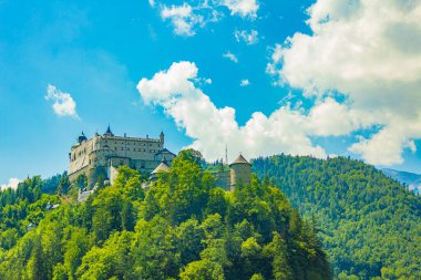 Dağdaki Hohenwerfen Şatosu Werfen Pongau Salzburg Avusturya 'daki Alp Panorama Kalesi.