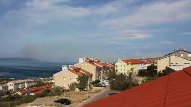 Orman yangını Novi Vinodolski Hırvatistan 'dan büyük duman bulutları.