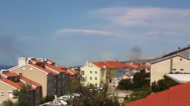 Большие Облака Дыма Лесного Пожара Нови Винодольски Хорватия — стоковое видео